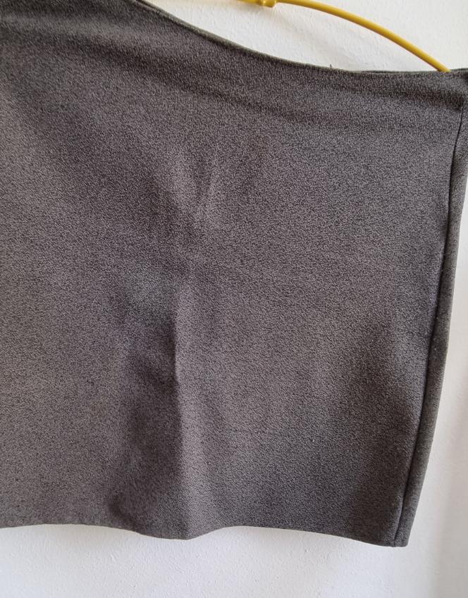 Pollera a la rodilla color gris.