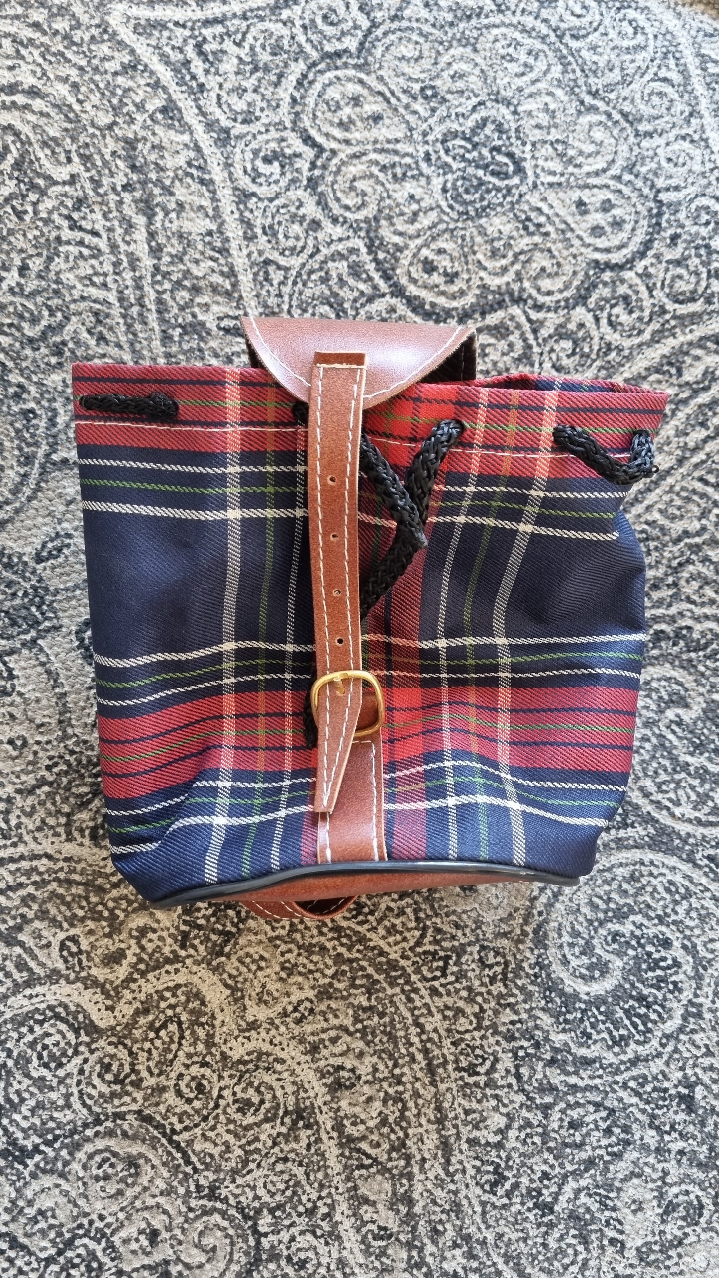Mochila escocesa pequeña.