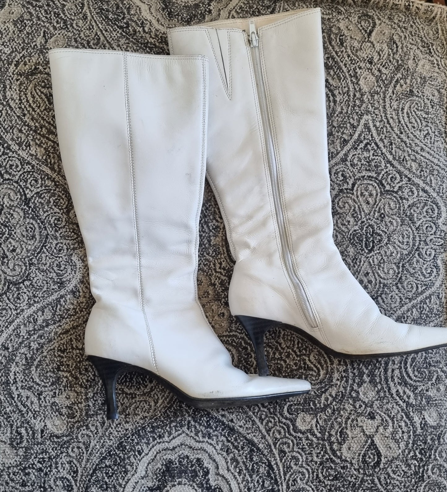 Botas blancas bucaneras.