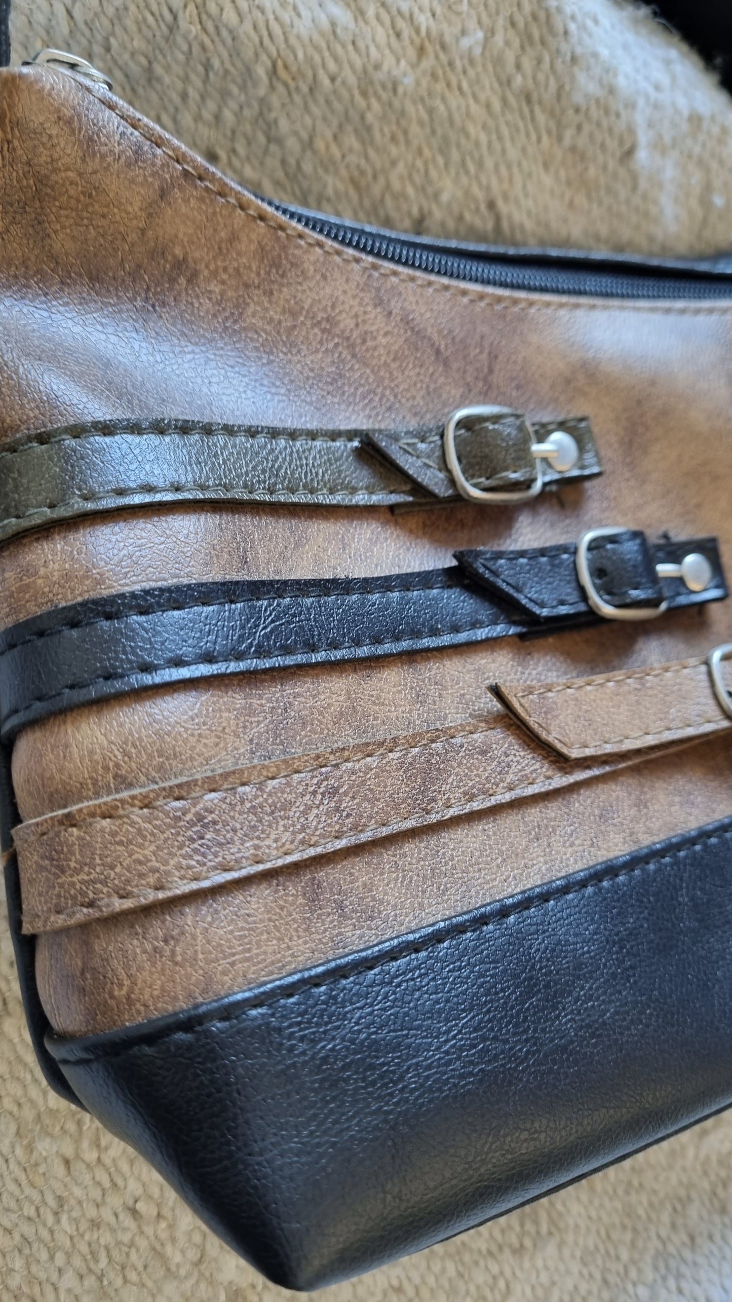 Cartera de tres cintas corta.