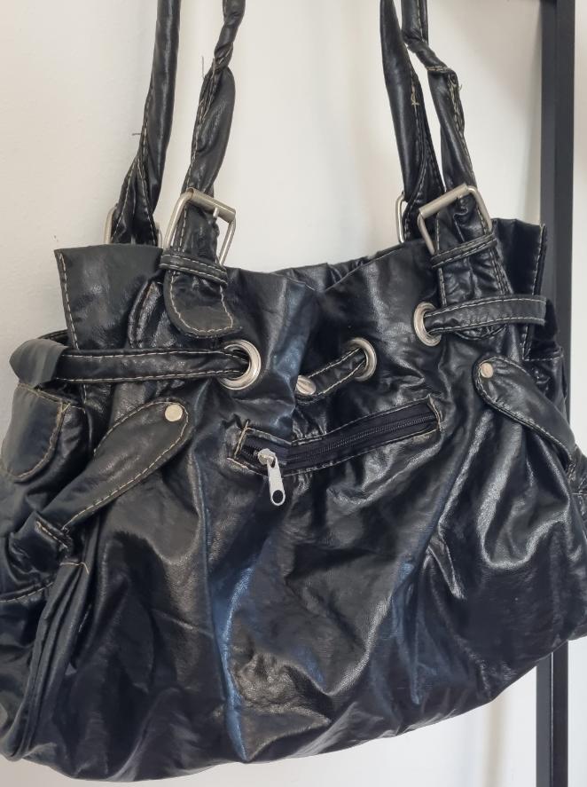 Cartera/Bolso negra de material sintético.