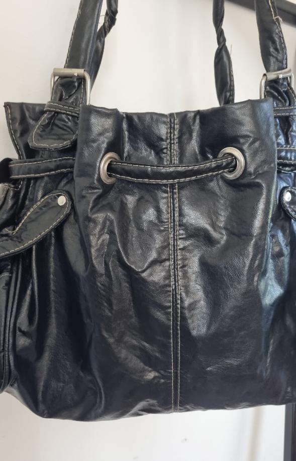 Cartera/Bolso negra de material sintético.