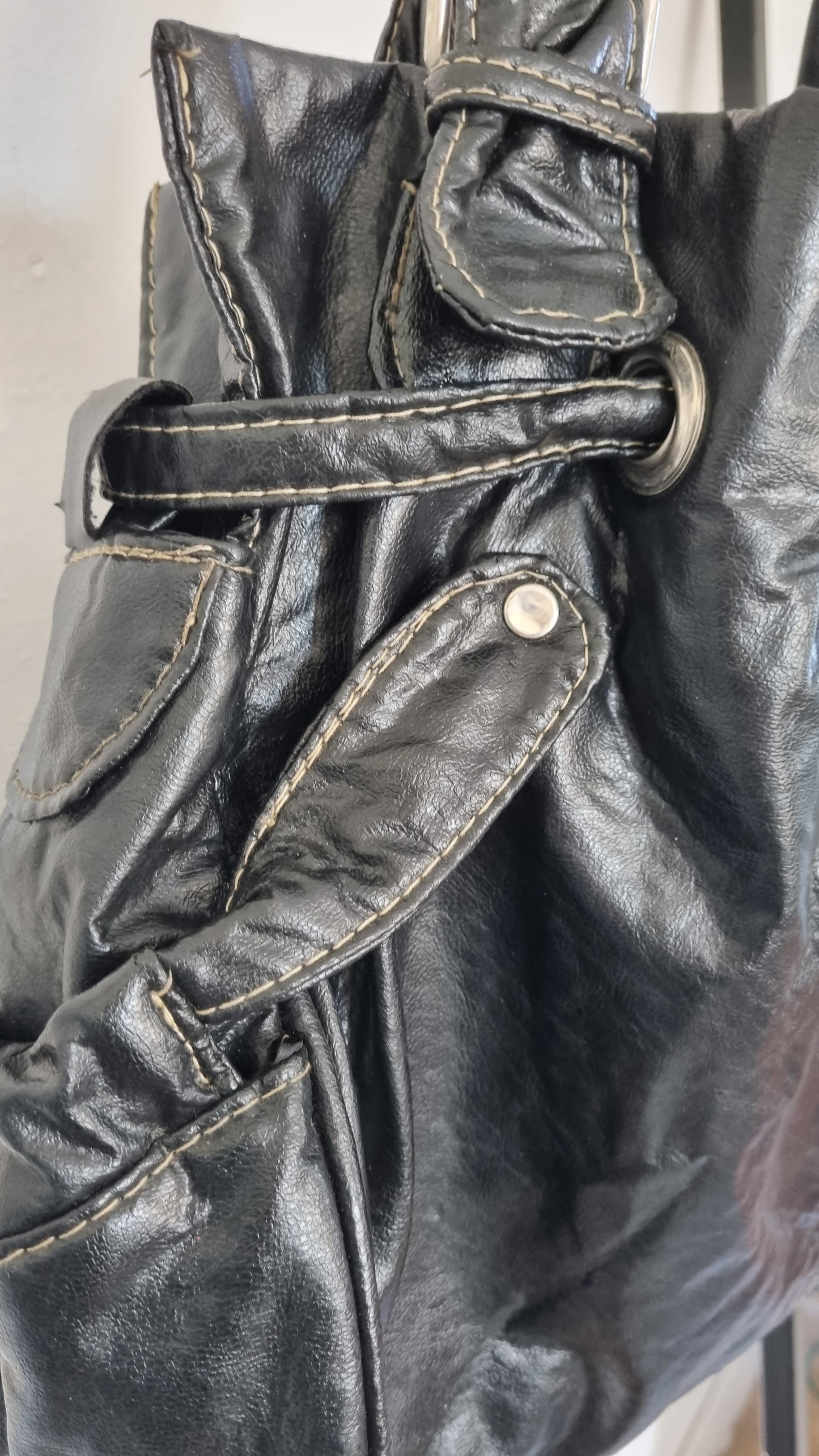 Cartera/Bolso negra de material sintético.