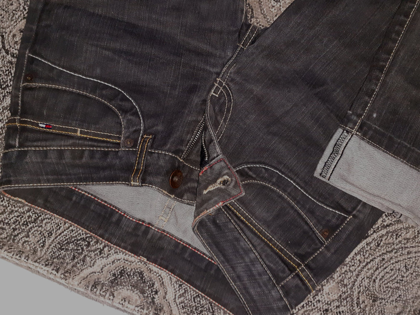 Jean Tommy Hilfiger.