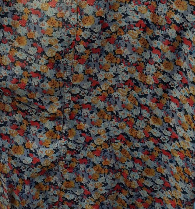 Camisa con flores.