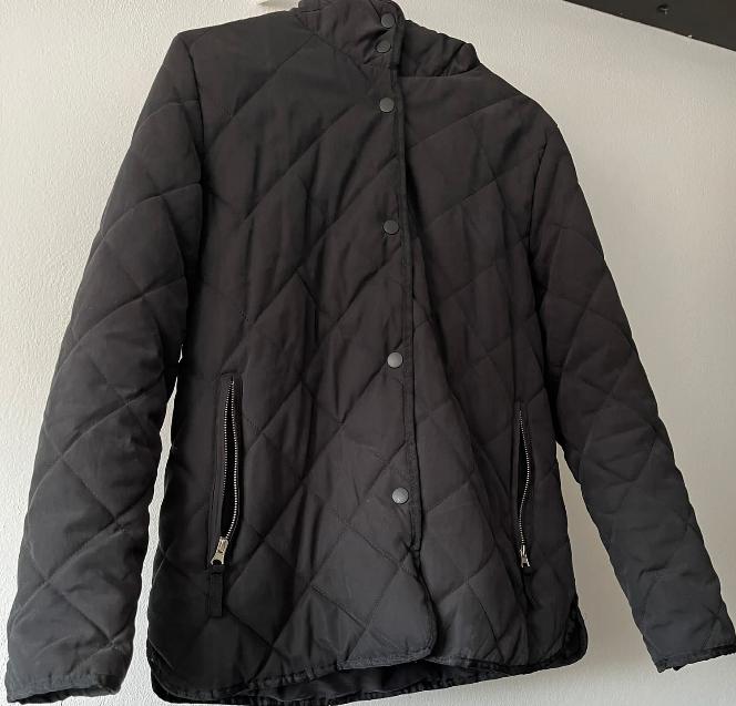 Campera negra capitoneada