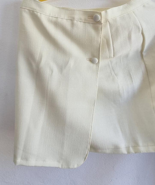 Pollera blanca con Botones Blancos.