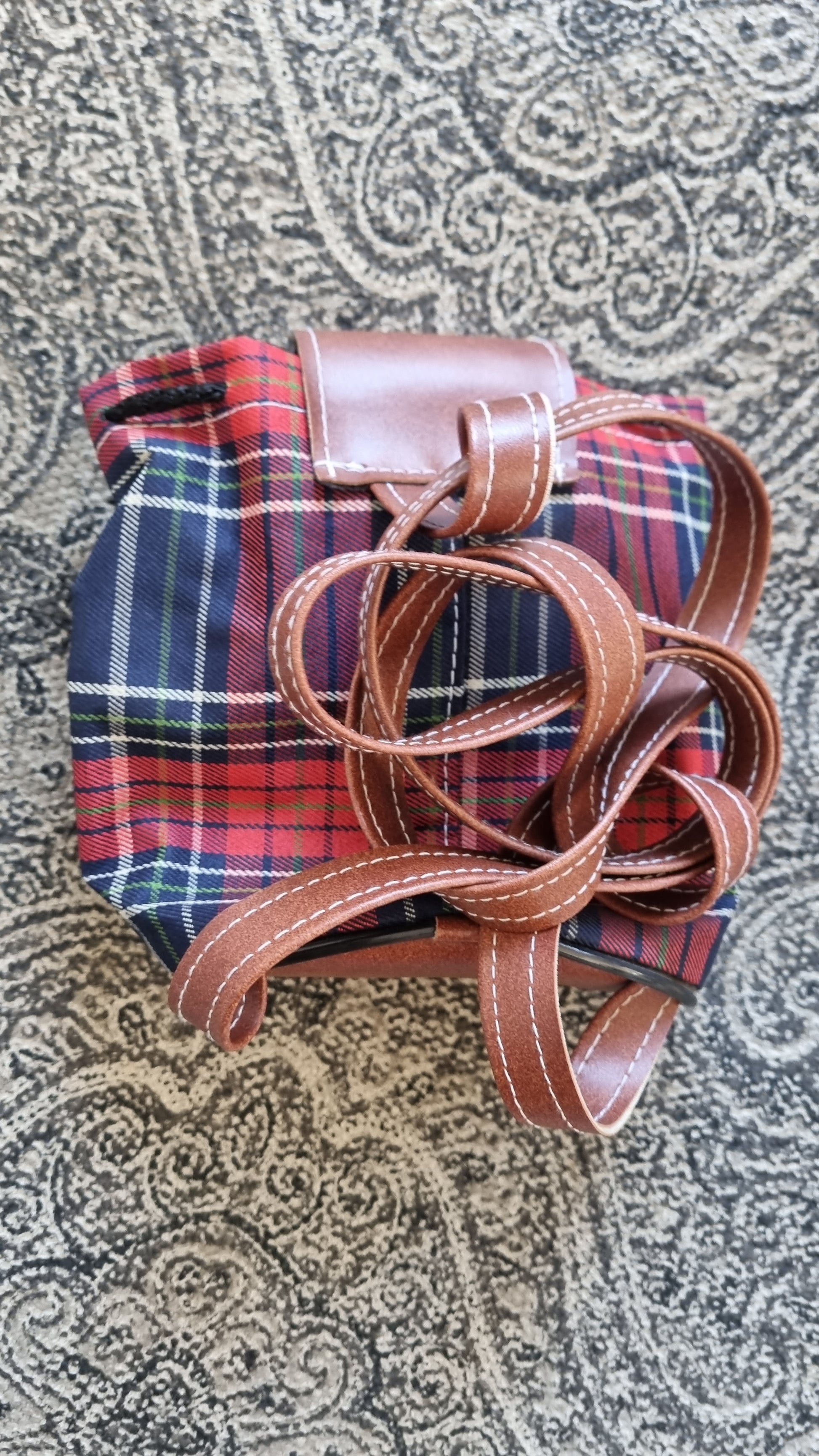 Mochila escocesa pequeña.