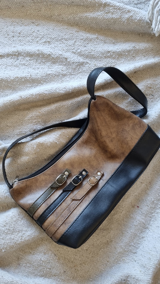 Cartera de tres cintas corta.