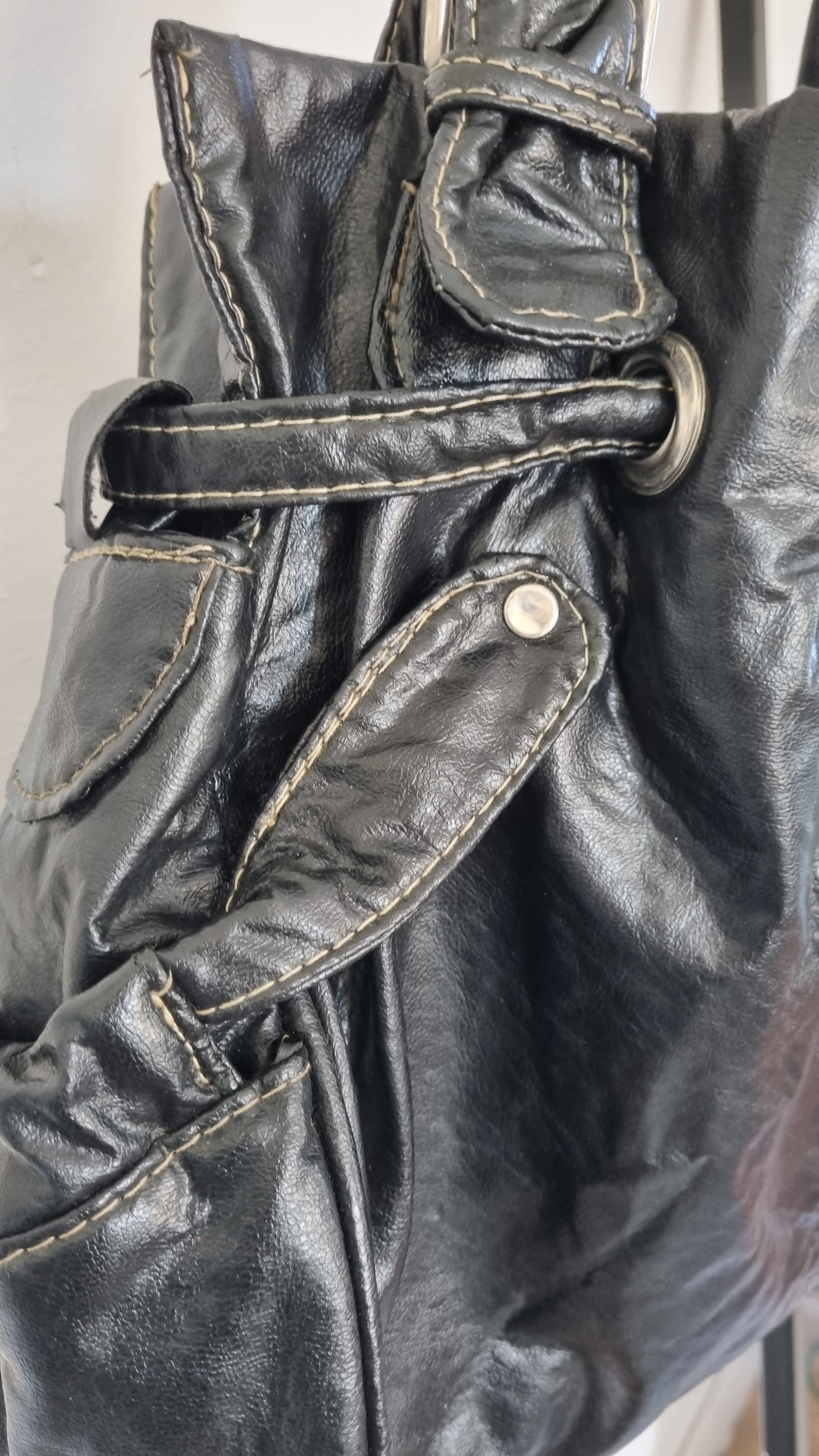 Cartera/Bolso negra de material sintético.
