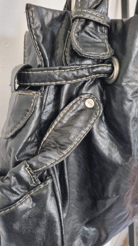 Cartera/Bolso negra de material sintético.