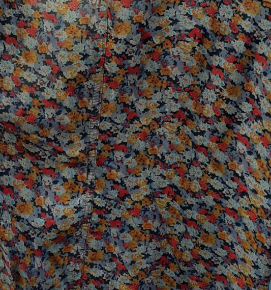 Camisa con flores.