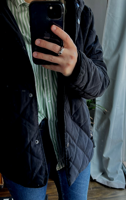 Campera negra capitoneada