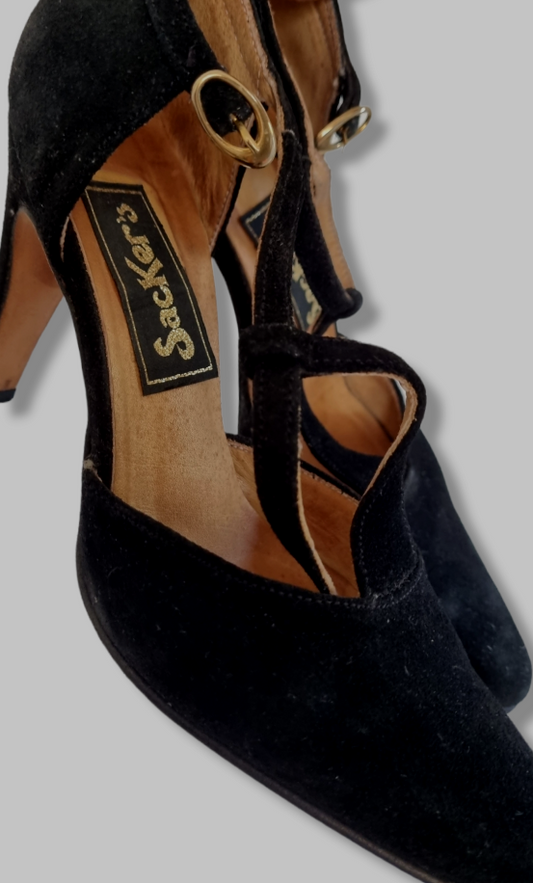 Zapatos negros de gamuza de taco fino